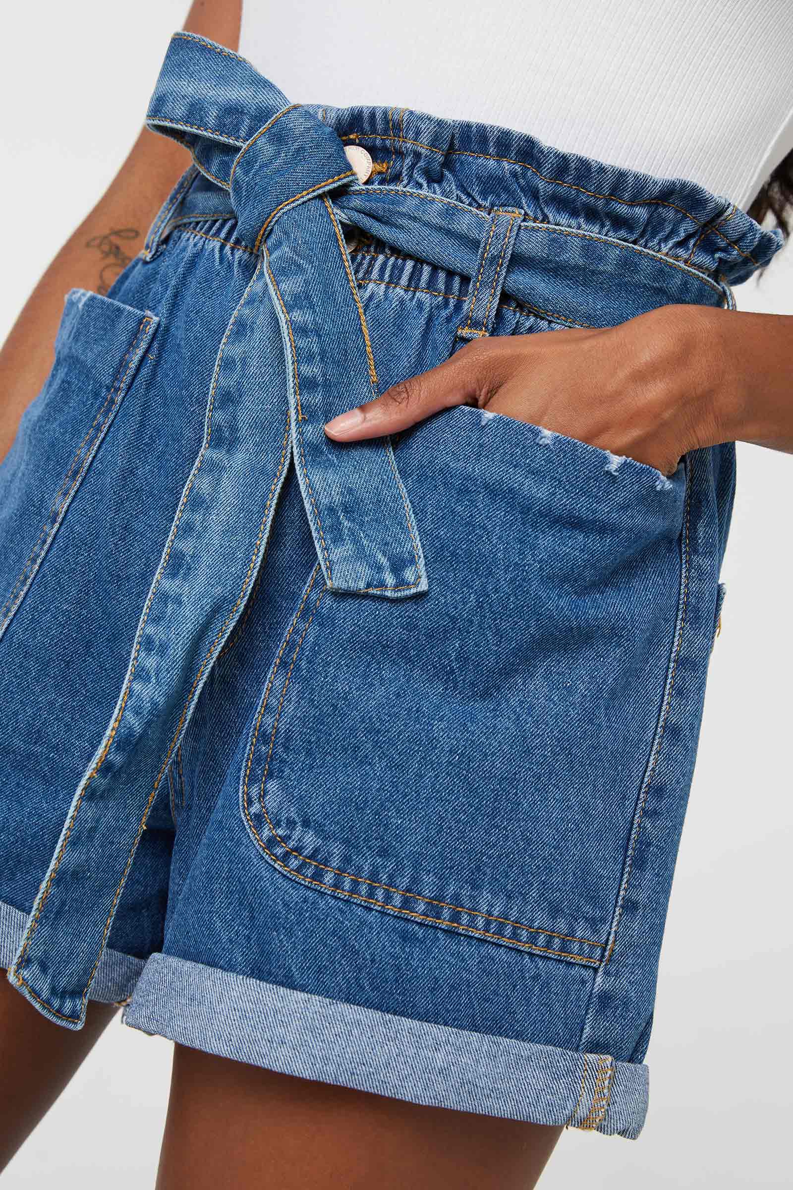Short en jean à taille plissée